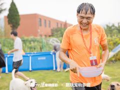 -趣玩宠物乐园寄养训犬训狗游泳池