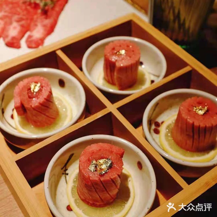 来，大口吃肉啦[调皮]