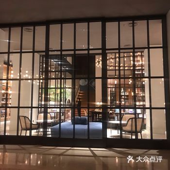 家附近新开业：还以为是书店、图书馆、还是️厅。 结果是酒店