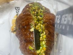 海盐开心果焦糖牛角-PAPER STONE BAKERY(天环店)