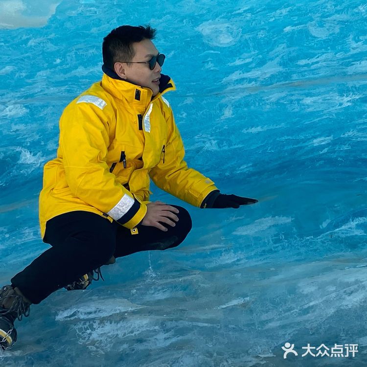 行走 壮美的来古蓝色冰川，冰月静谧世界