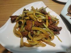 自制酸菜炒牛肉-宏记广东客家菜(丰汇店)