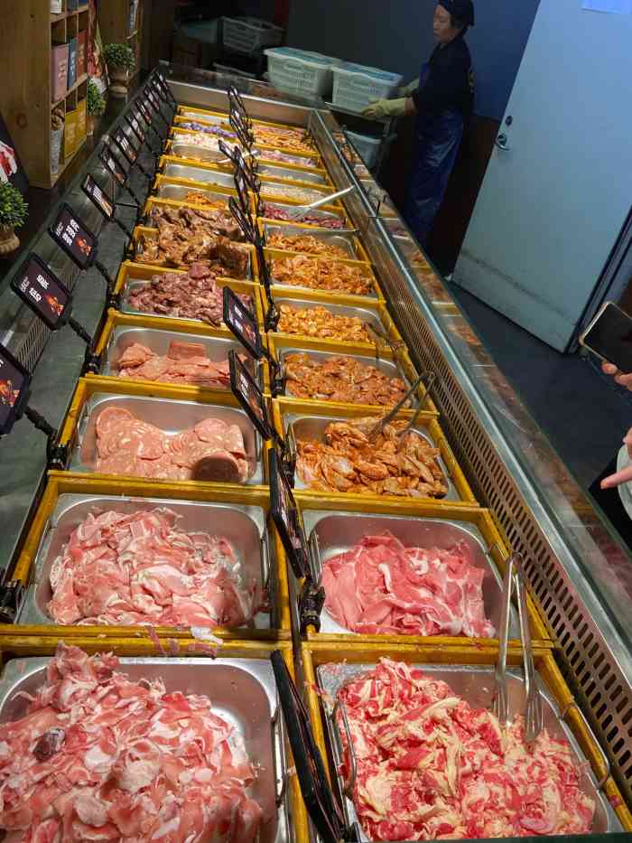 大漠风炭火烤肉自助餐厅(万达店)-"一进来就被菜品陈列吸引住了,环境