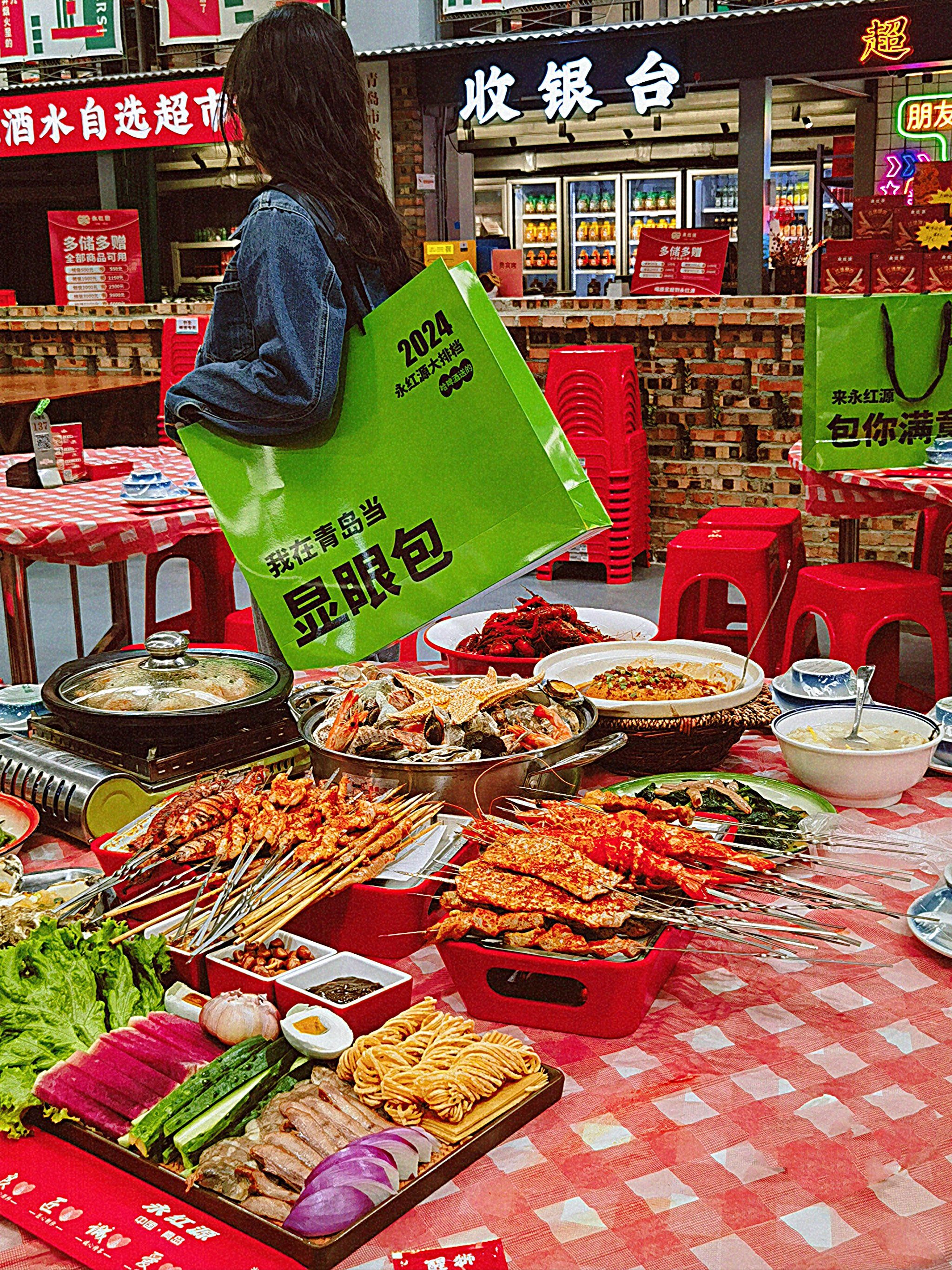 永红源大牌档撸着烤串周围都是吃烧烤的盆友
一串串烤五花肉串触碰