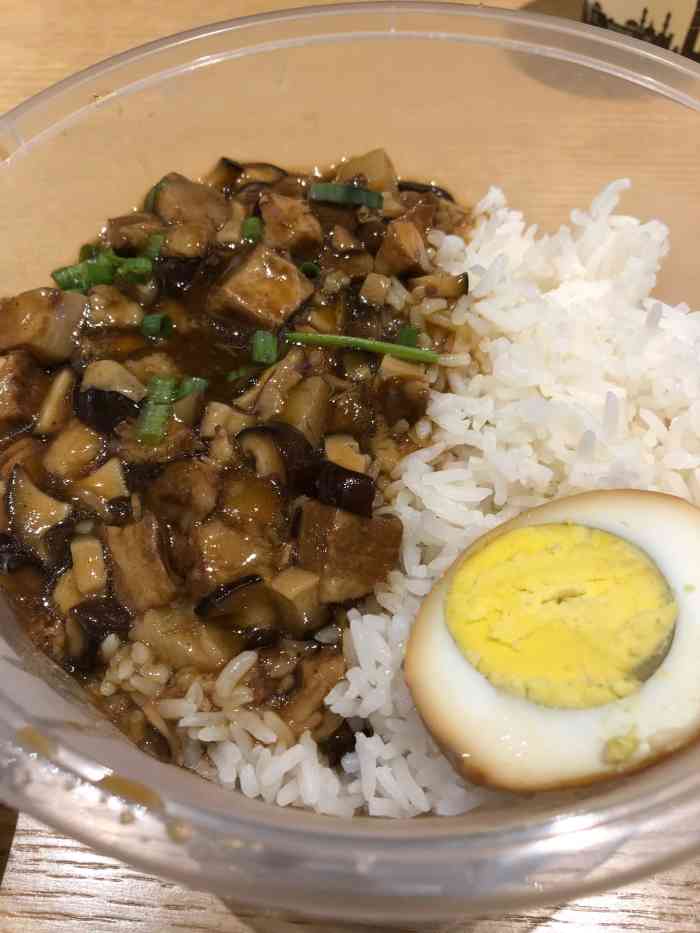 打包了一个卤肉饭,22块钱一份,打包盒要收两块钱.