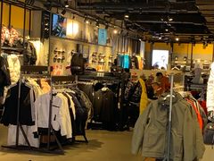 -阿迪达斯(百联徐汇商业广场运动旗舰店)