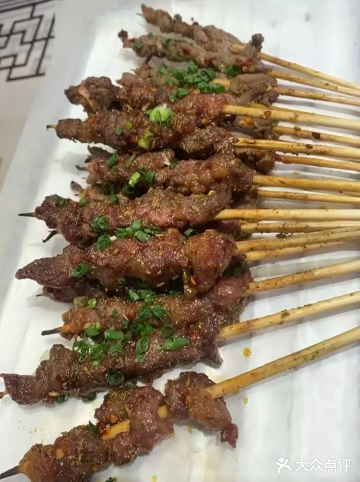 炭火烤牛筋，嚼出烟火里的软糯香