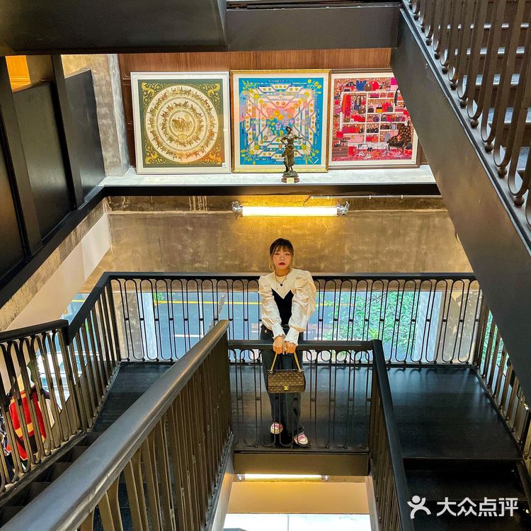 成都最大的中古店‼️整整四层楼!像是逛古堡