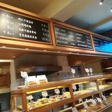 人潮涌动的面包店