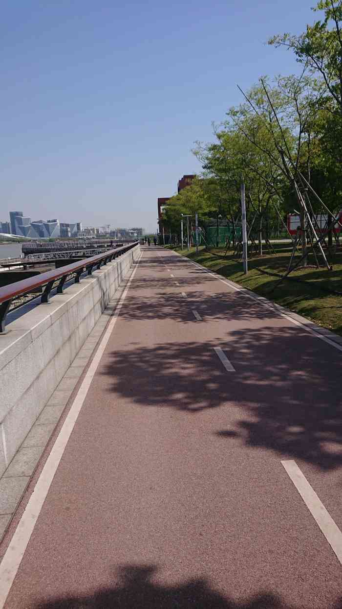 龙耀滨江广场-"徐汇滨江大道是黄浦江边的有一条人行步道,.