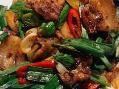 红糖馒头配秘制回锅肉-凯华海鲜火锅·传承三十六年