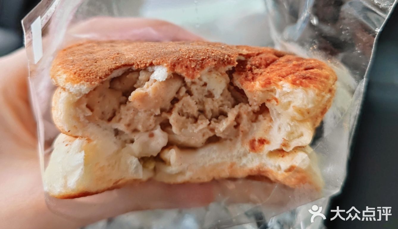 都很好吃但全是热量炸弹。肉松卷味道淡很一般