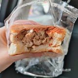 都很好吃但全是热量炸弹。肉松卷味道淡很一般