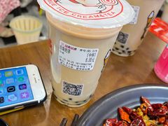 -蜜雪冰城(万达广场外B号门门口外集装箱店)