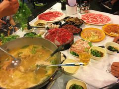 浓厚原只鸡煲花胶汤-鲜入围煮花胶鸡海鲜火锅