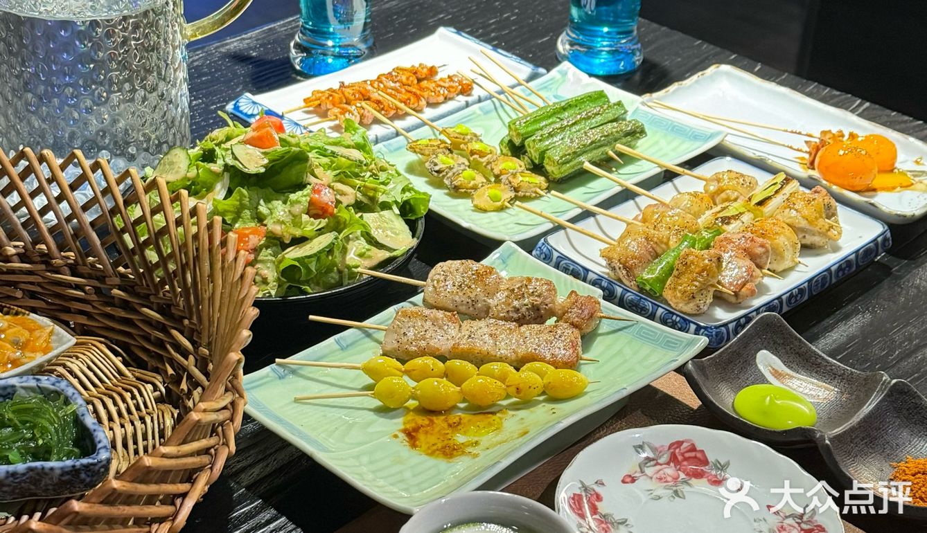 日式居酒屋的氛围，开放式的厨房。特别有氛围
