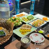 日式居酒屋的氛围，开放式的厨房。特别有氛围