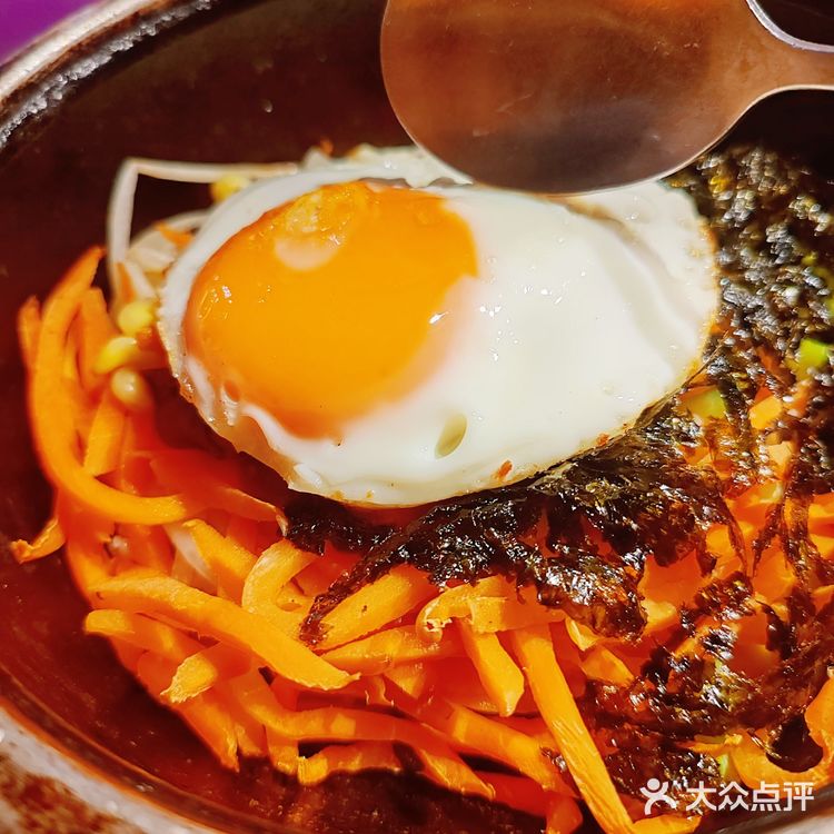 韩国街的魅力，炭烤鳗鱼和活章鱼的绝美之味