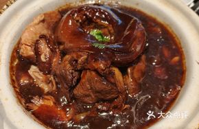 Scallion and Ginger Baked Black Pig Trotter