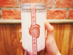 草莓优格拿铁-多乐之日(和平伊势丹店)