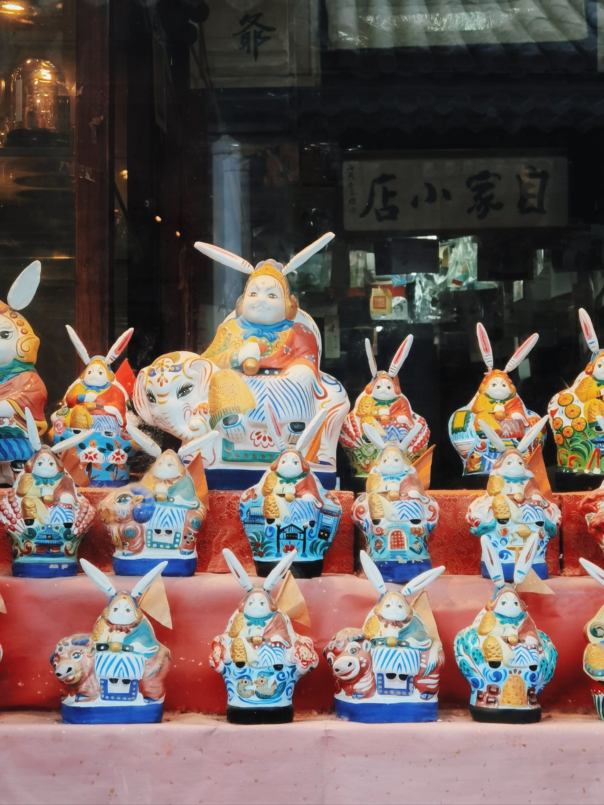 元宵节里逛胡同,竟也看到形态各异,讨人喜爱的他们,被雕塑成 非杼 