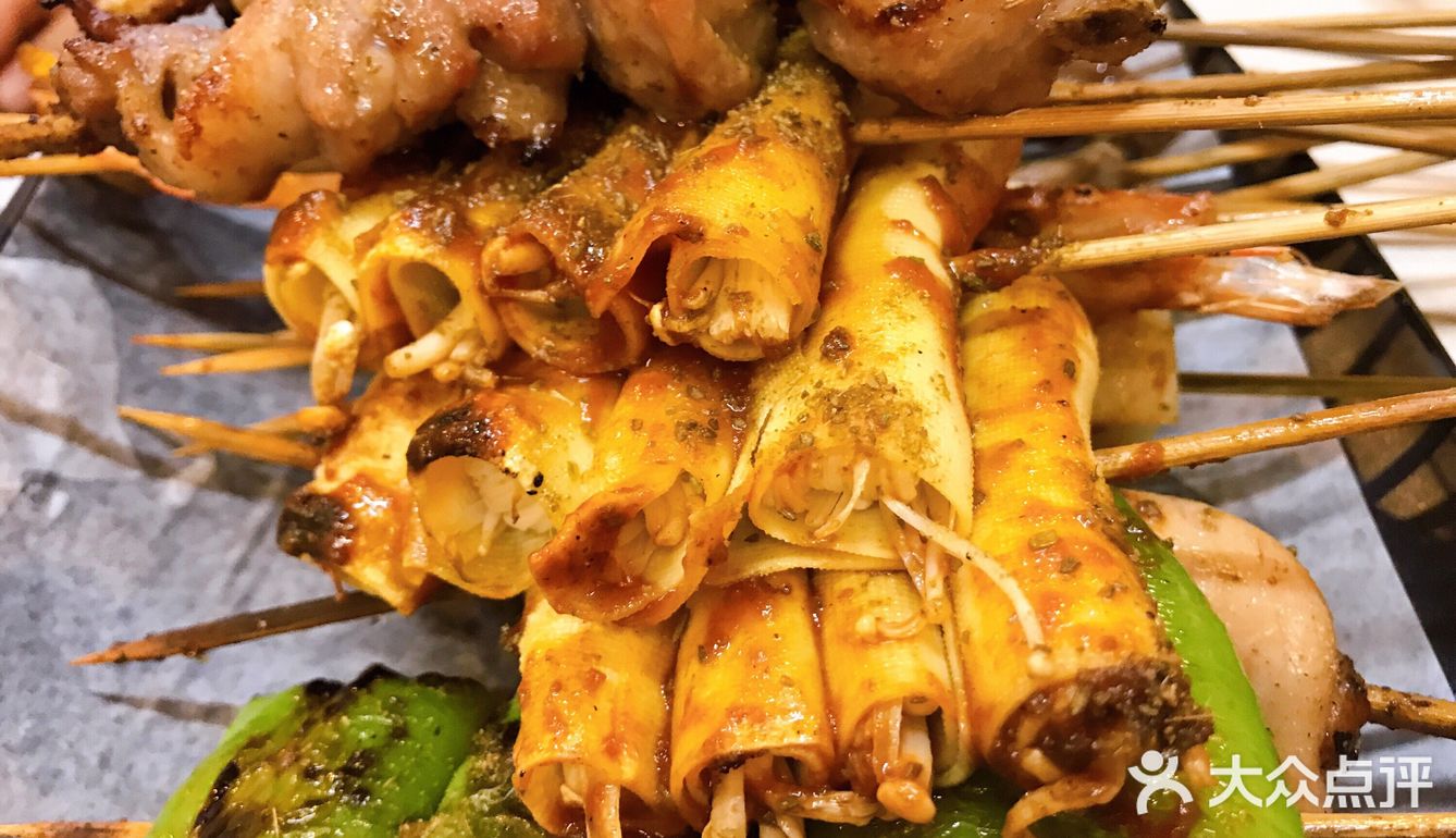 夏日初尝砂锅烤串，秘制烤鸡腿肉果然甜美配酒