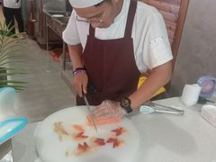 切刺身的小哥-蓝珊甄选海鲜自助·火锅大排档(近阿那亚店)