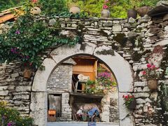 -高荡千年布依古寨旅游景区