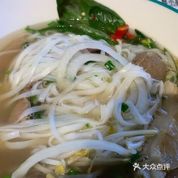 有一个火车的汤河粉还有一个冷豆腐