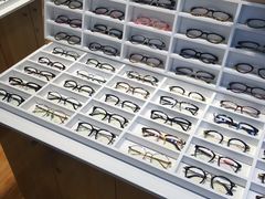 -MiRi眼镜连锁·蔡司·尼康控优点合作店(莘庄店)