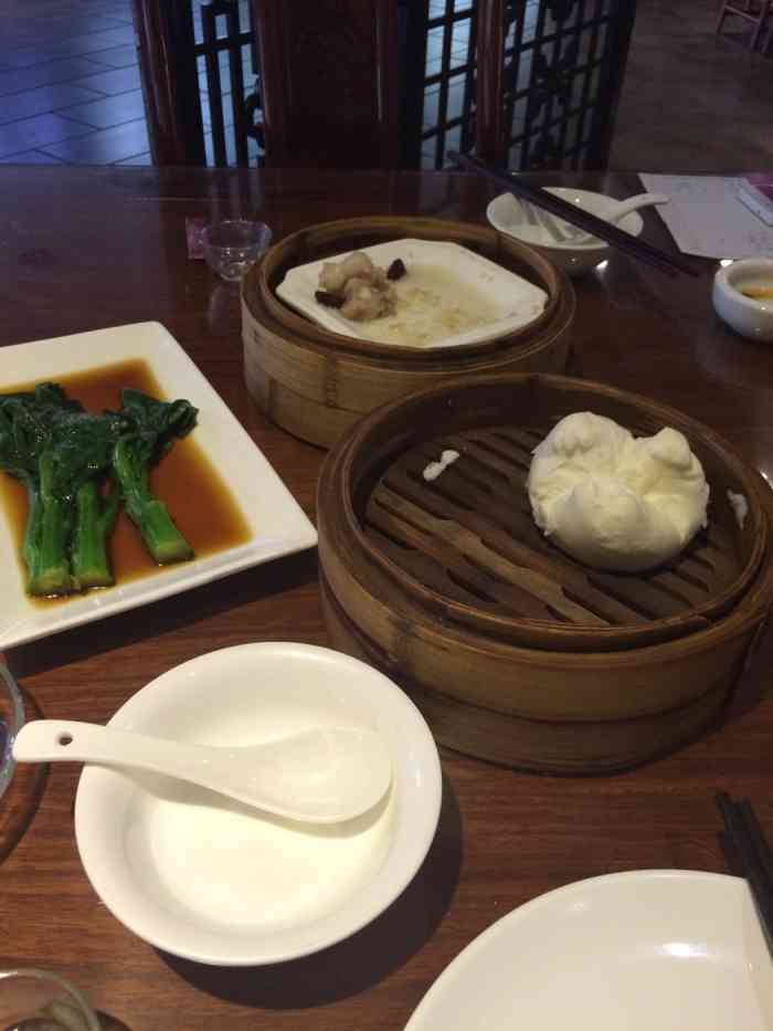 罗二酒店是廉江最高档的酒店,酒店位于市中心地段,交通方便,一进大堂