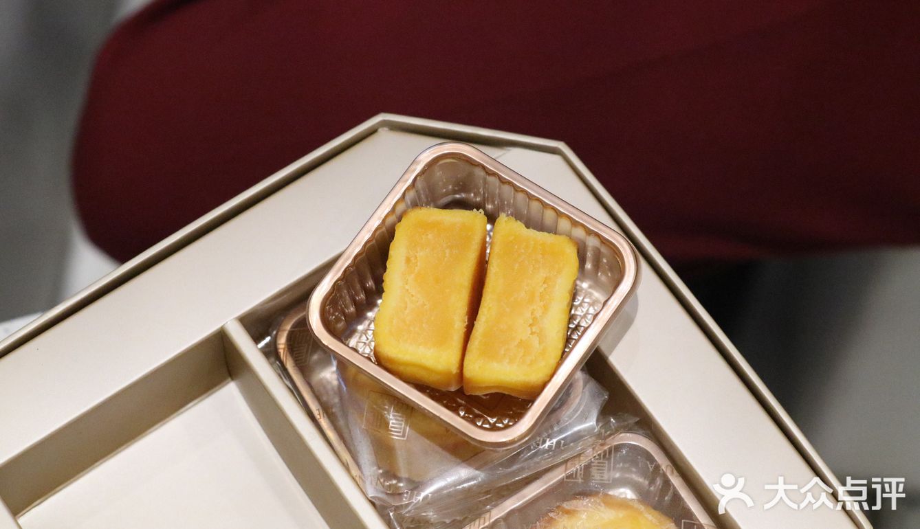 半岛月饼真的好吃,虽然没有加热奶黄流心