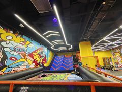 -爱蹦iBOON蹦床运动馆(江汉店)