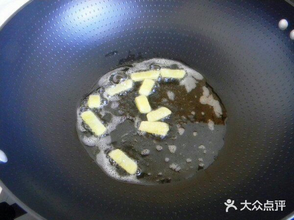 葱姜蒜切片。冷水锅放入排骨焯水