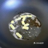 葱姜蒜切片。冷水锅放入排骨焯水