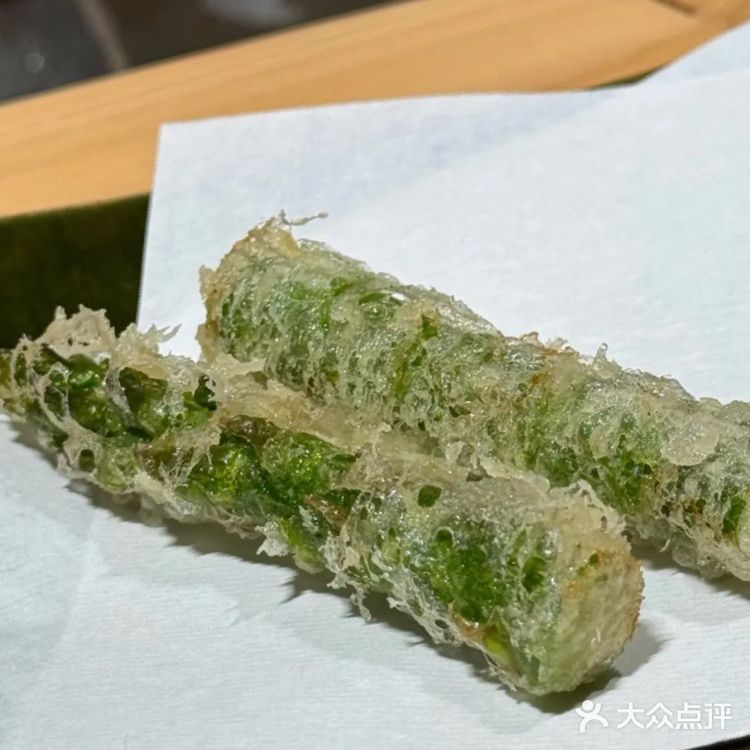 朋友酒杯碰一碰