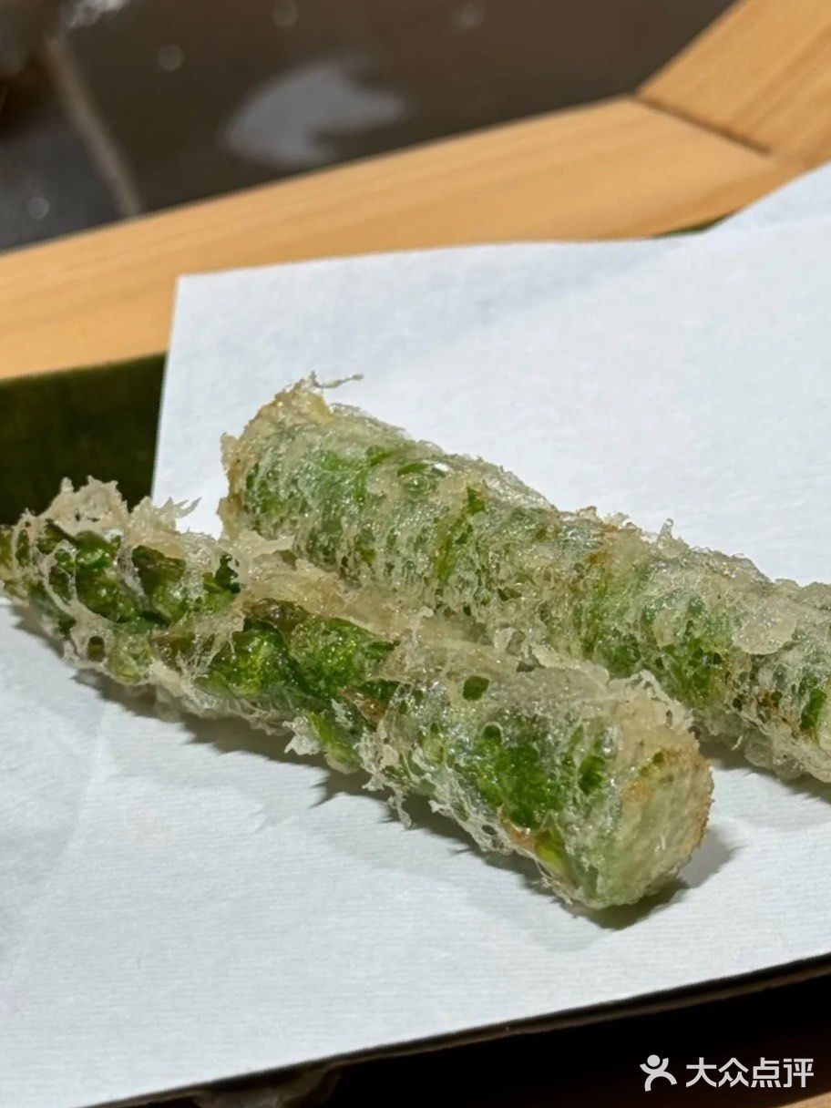 朋友酒杯碰一碰