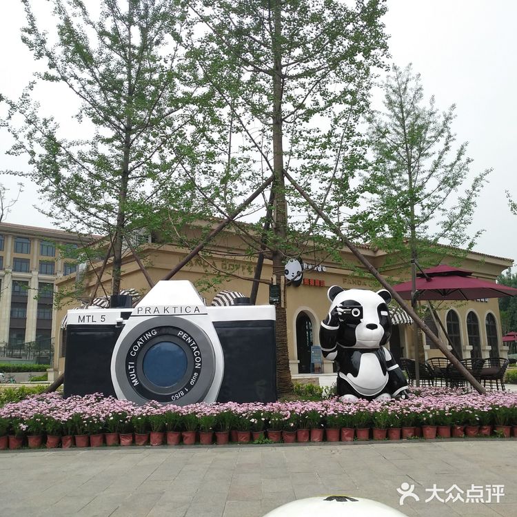 沿着三环的熊猫绿道骑行而来，并不远在华侨城对面