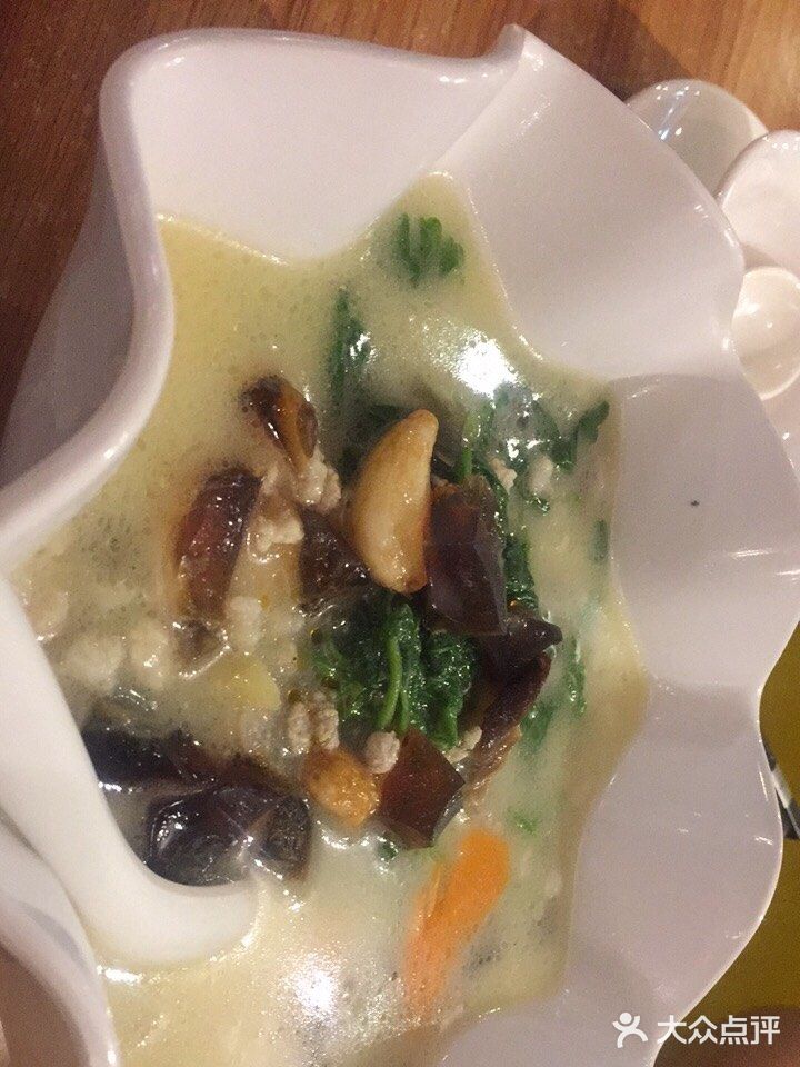 就在小区附近,店面挺大的,有两层,楼上有好几个包厢