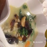 就在小区附近,店面挺大的,有两层,楼上有好几个包厢