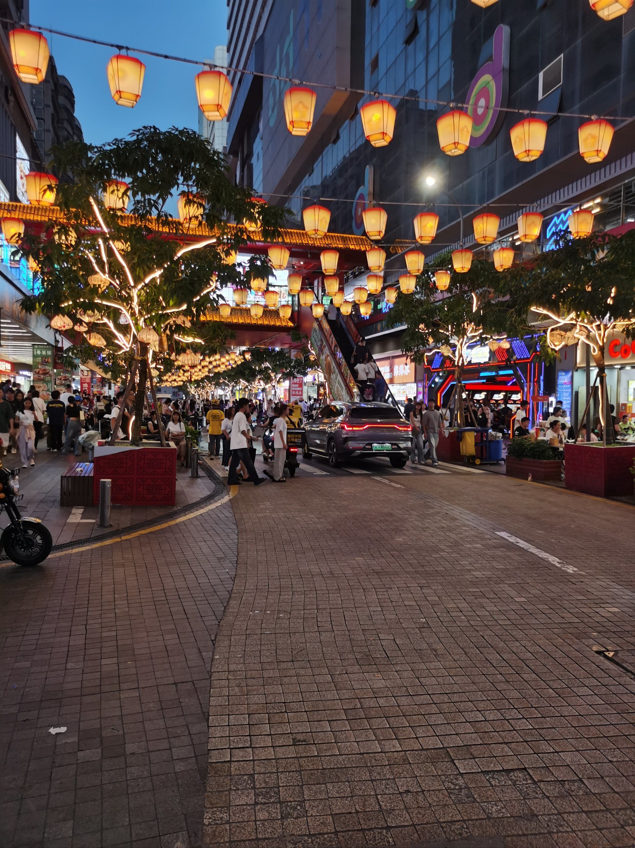 罗湖区东门老街,夜景很美,吃喝玩乐的好去处