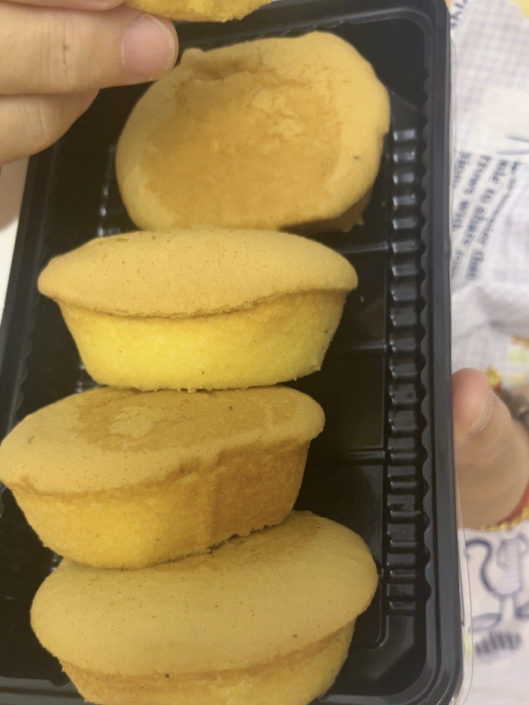晚上肚子饿就拿个鸡蛋糕吃起来,味道不错?