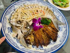 -梓檚中餐厅湖北菜小龙虾武昌鱼排骨藕汤(黄鹤楼店)