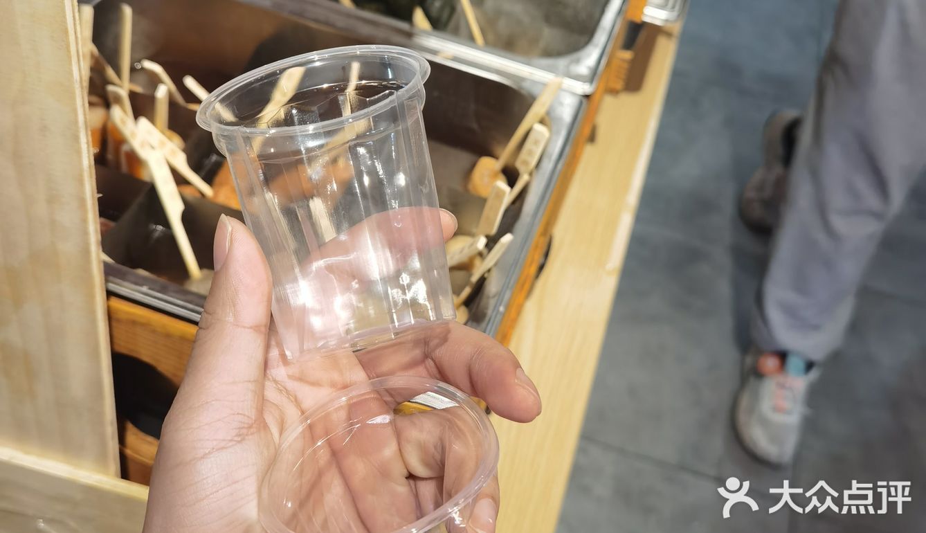 居然让我用这么小的杯子吃关东煮而且不能喝汤