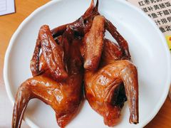 红烧乳鸽-煲煲掂风味煲仔饭餐厅(西区店)