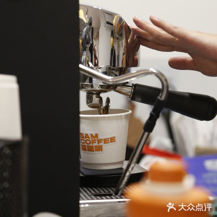 景田三巨头旁边开了家咖啡店,来认了个新字: 罧!