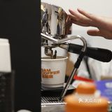 景田三巨头旁边开了家咖啡店，来认了个新字: 罧！