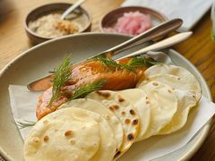 烟熏三文鱼配烤饺子皮和芥末籽酱-BOR Eatery(安福路店)