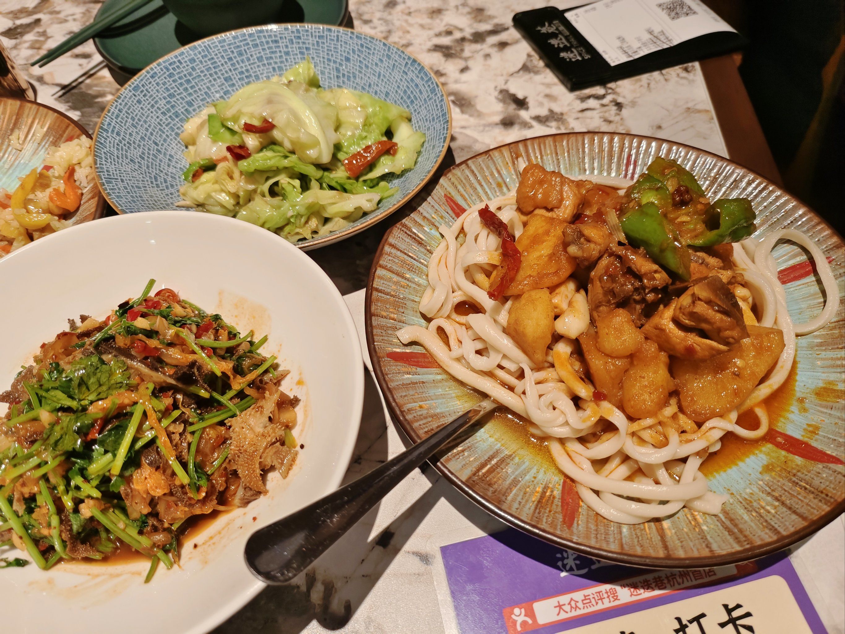 烤鸽子也是滋滋冒油香气很足,其他几个炒菜用料也都很新鲜,莲花白炒得