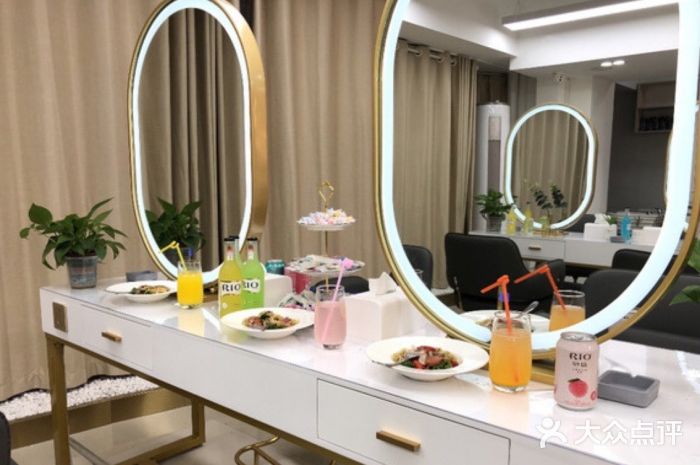 iu潮牌·SALON(步行街店)图片